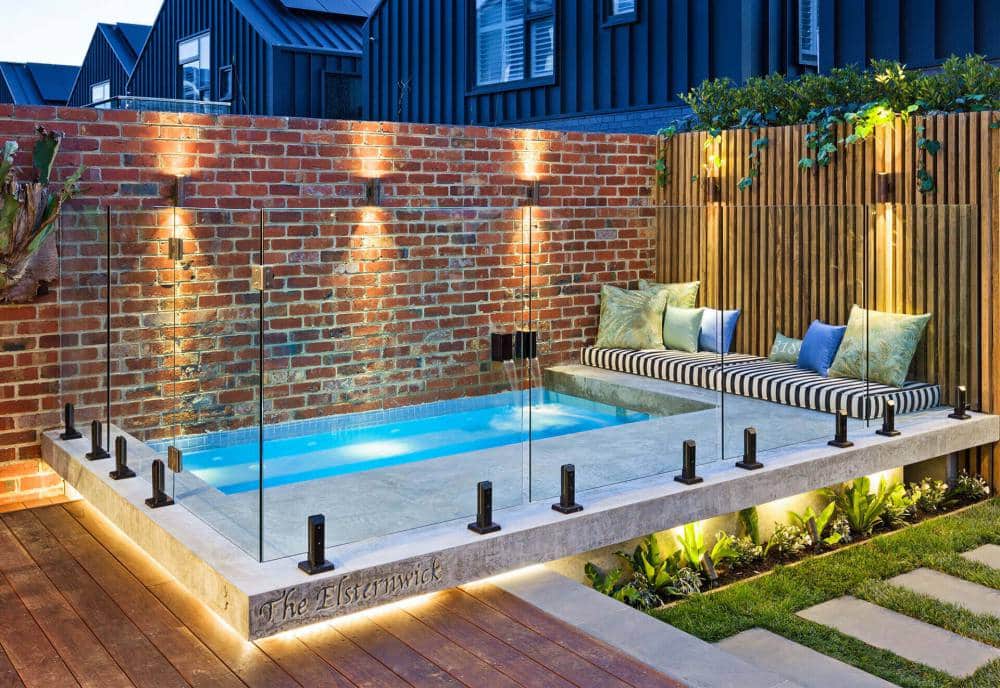 A-deluxe-glass-fences-idea-for-to-accentuate-a-simple-bath
