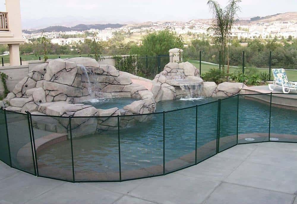 The-classic-mesh-fence-with-many-mesh-pieces