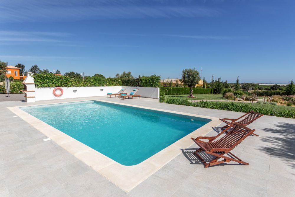 Pros & Cons of Tiling a Fiberglass Pool